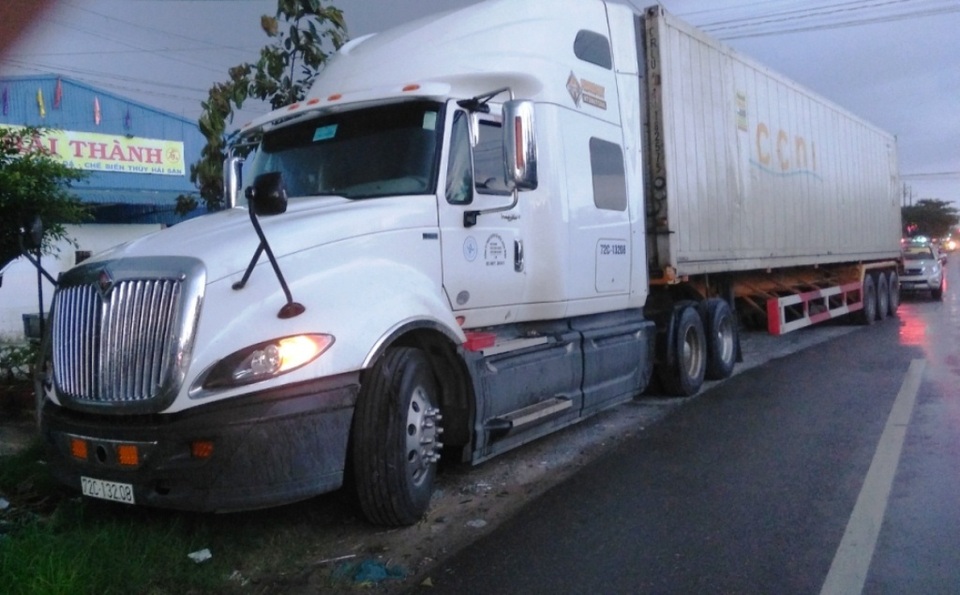 Thượng úy CSGT bị container cán tử vong trên đường đi làm - 2 Thượng úy CSGT bị container cán tử vong trên đường đi làm - 2