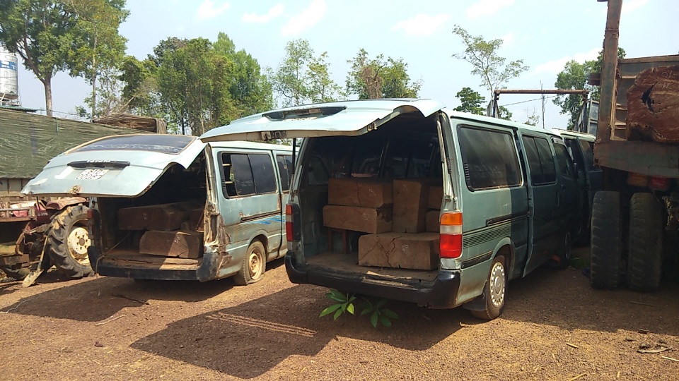 Những chiếc ô tô “đánh đố” lực lượng chức năng tìm ra... chủ xe - 2 Những chiếc ô tô “đánh đố” lực lượng chức năng tìm ra... chủ xe - 2