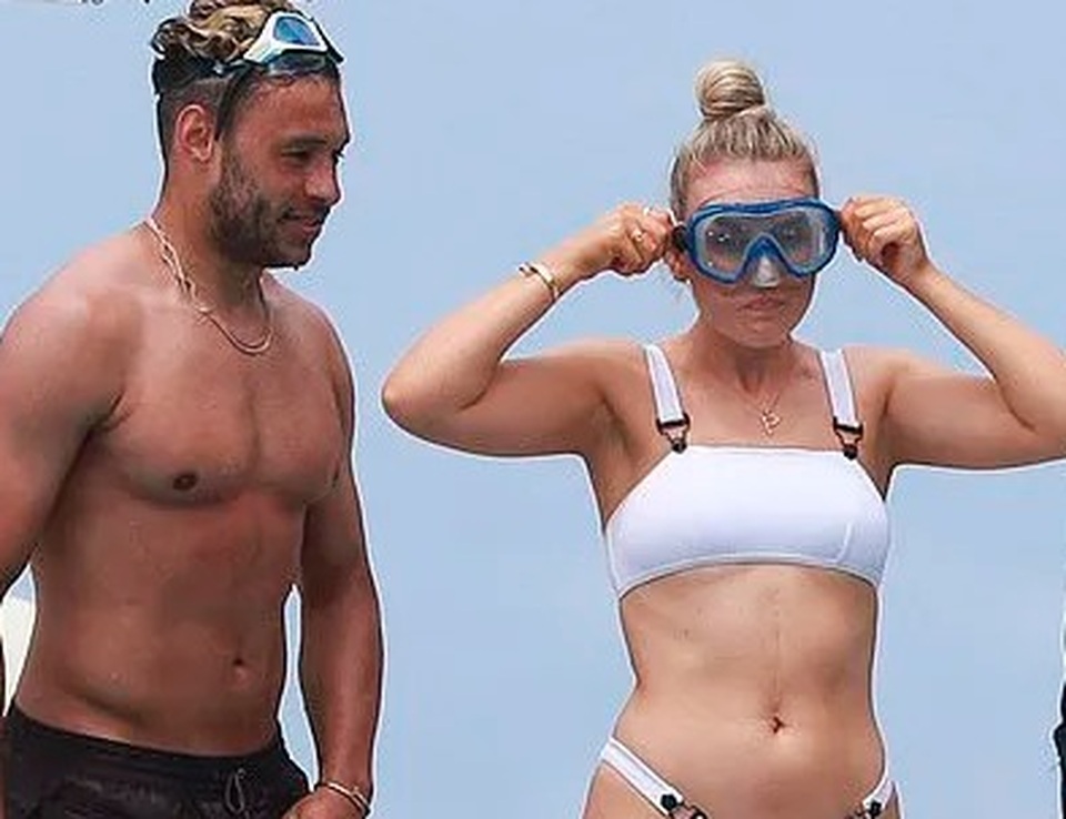 Perrie Edwards khoe dáng săn chắc đáng ngưỡng mộ - 11 Perrie Edwards khoe dáng săn chắc đáng ngưỡng mộ - 11