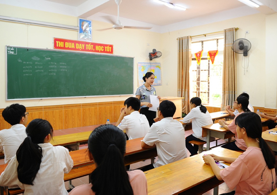 Gần 3.000 thí sinh bắt đầu cuộc đua vào 2 trường chuyên ở Nghệ An - 1 Gần 3.000 thí sinh bắt đầu cuộc đua vào 2 trường chuyên ở Nghệ An - 1