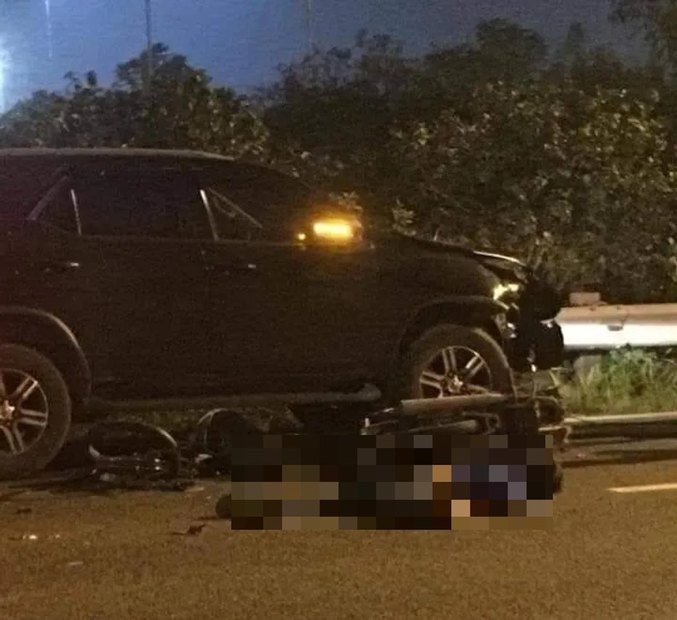 Nam thanh niên chạy xe máy ngược chiều trên Đại lộ Thăng Long tử vong sau tai nạn - 1 Nam thanh niên chạy xe máy ngược chiều trên Đại lộ Thăng Long tử vong sau tai nạn - 1