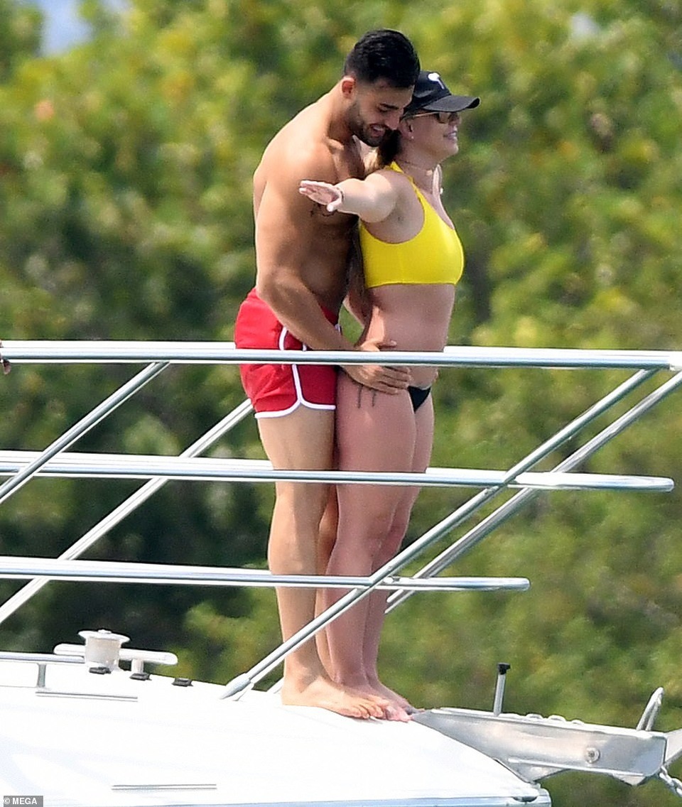 Britney và bồ trẻ tái hiện khoảnh khắc Titanic - 1