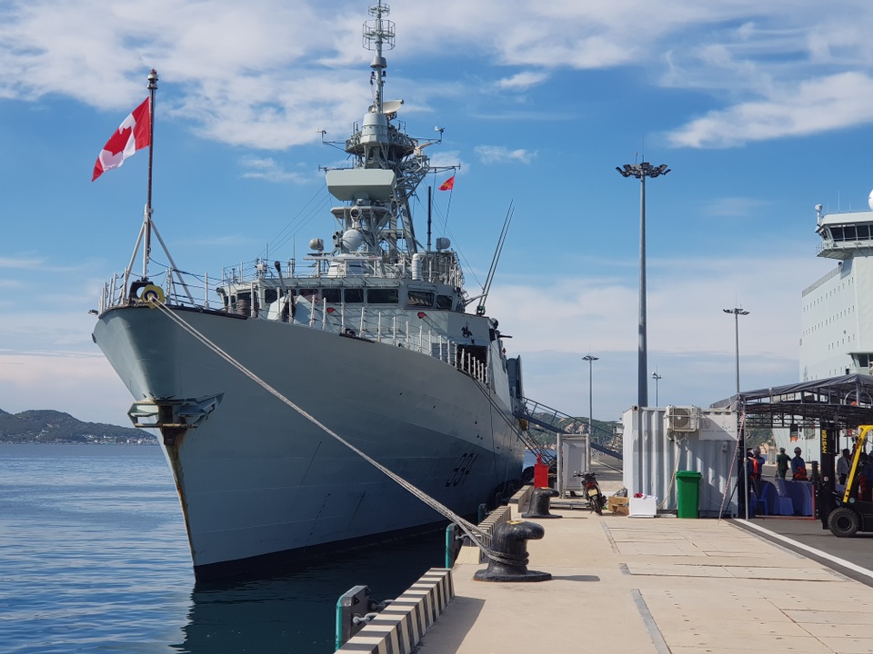 Hai chiến hạm Hoàng gia Canada chính thức thăm Cam Ranh - 4