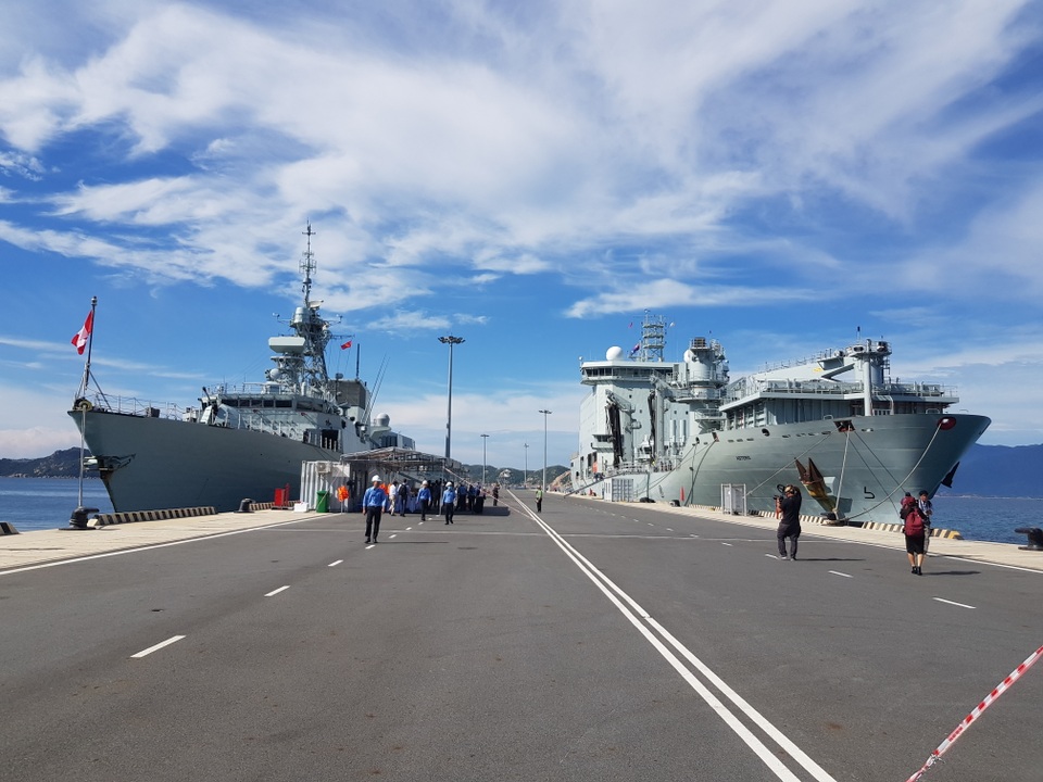 Hai chiến hạm Hoàng gia Canada chính thức thăm Cam Ranh - 1
