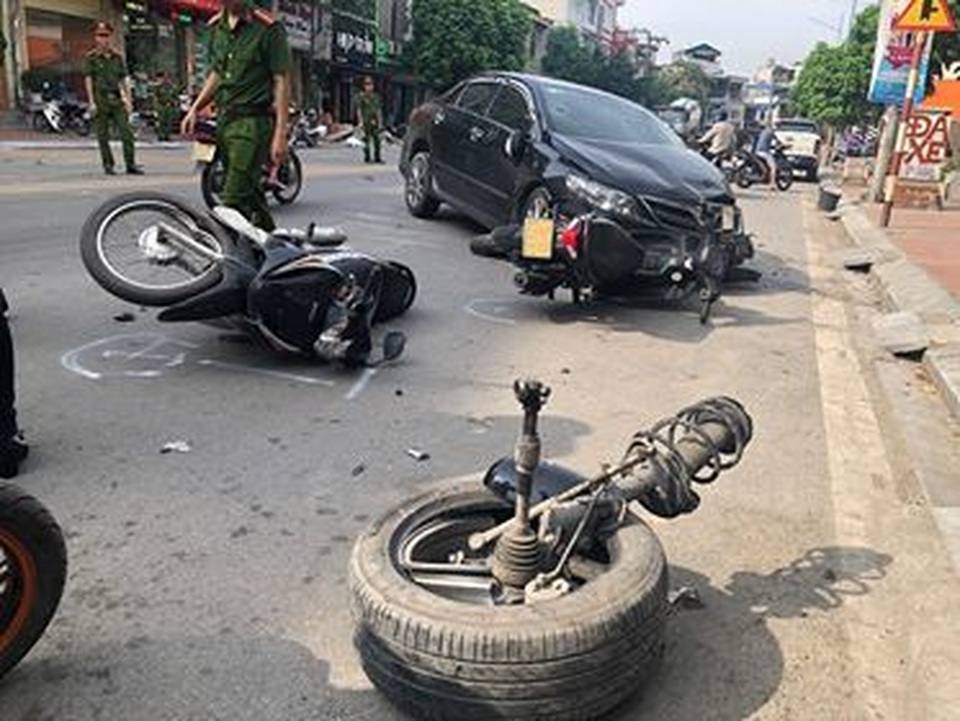 Ô tô con tông đuôi xe bồn, quay compa trên phố, đốn gục nhiều xe máy - 2 Ô tô con tông đuôi xe bồn, quay compa trên phố, đốn gục nhiều xe máy - 2