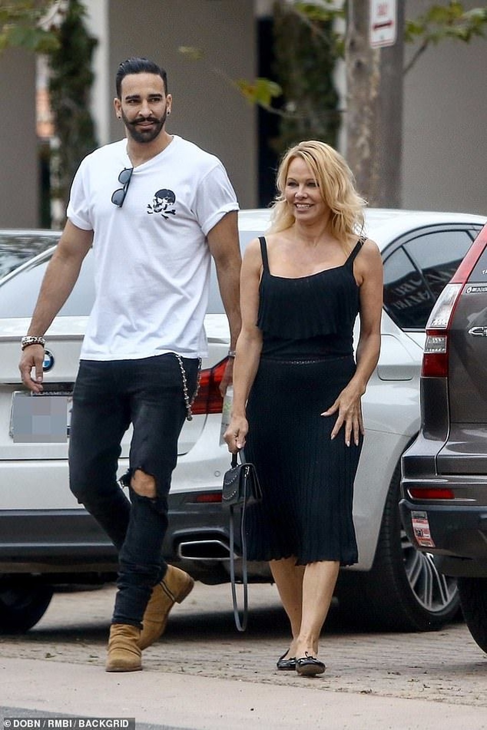Pamela Anderson trẻ trung ra phố cùng bồ kém 18 tuổi - 1 Pamela Anderson trẻ trung ra phố cùng bồ kém 18 tuổi - 1