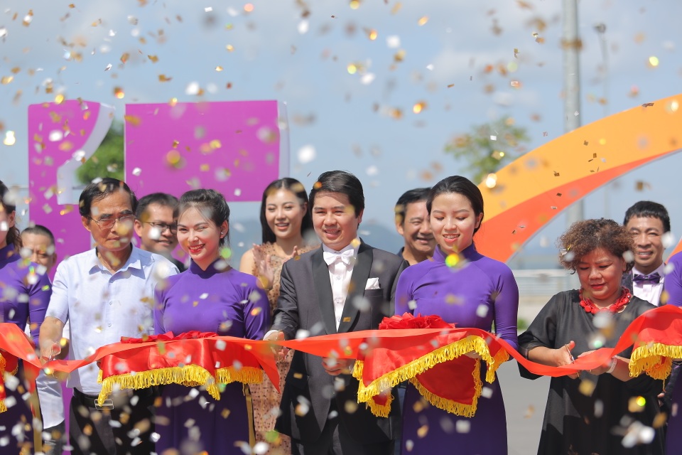 Hơn 900 khách hàng tham dự lễ khai trương cơ sở Dr Hoàng Tuấn Hạ Long - 1 Hơn 900 khách hàng tham dự lễ khai trương cơ sở Dr Hoàng Tuấn Hạ Long - 1