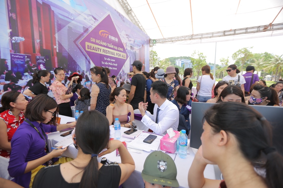 Hơn 900 khách hàng tham dự lễ khai trương cơ sở Dr Hoàng Tuấn Hạ Long - 5 Hơn 900 khách hàng tham dự lễ khai trương cơ sở Dr Hoàng Tuấn Hạ Long - 5