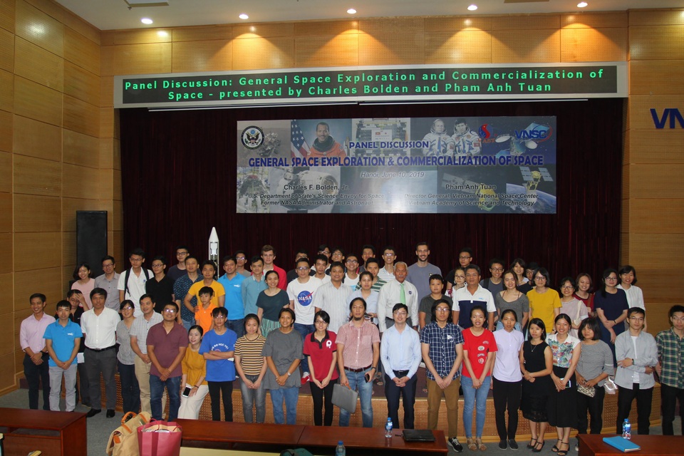Nguyên Tổng giám đốc NASA nói về “hành trình thám hiểm của nhân loại” với giới trẻ Việt - 2 Nguyên Tổng giám đốc NASA nói về “hành trình thám hiểm của nhân loại” với giới trẻ Việt - 2