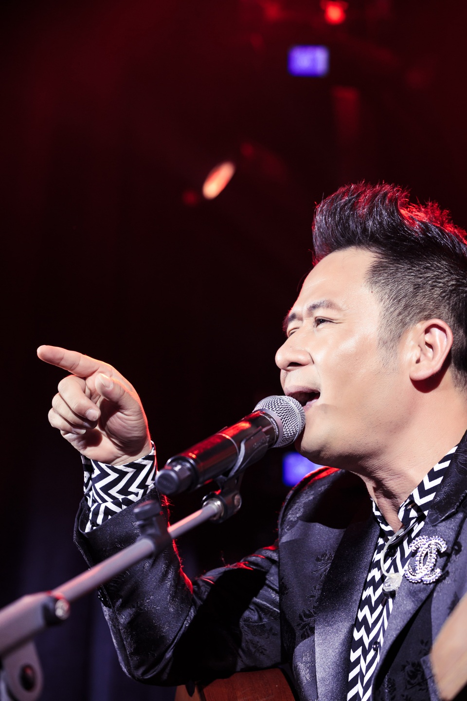 Bằng Kiều giật mình vì bị... “cướp mic” ngay trên sân khấu - 4 Bằng Kiều giật mình vì bị... “cướp mic” ngay trên sân khấu - 4