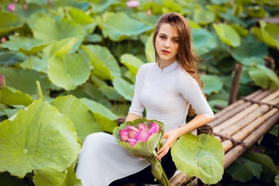 Bộ ảnh thiếu nữ ngoại quốc thả dáng bên hoa sen gây “sốt” mạng - 10 Bộ ảnh thiếu nữ ngoại quốc thả dáng bên hoa sen gây “sốt” mạng - 10