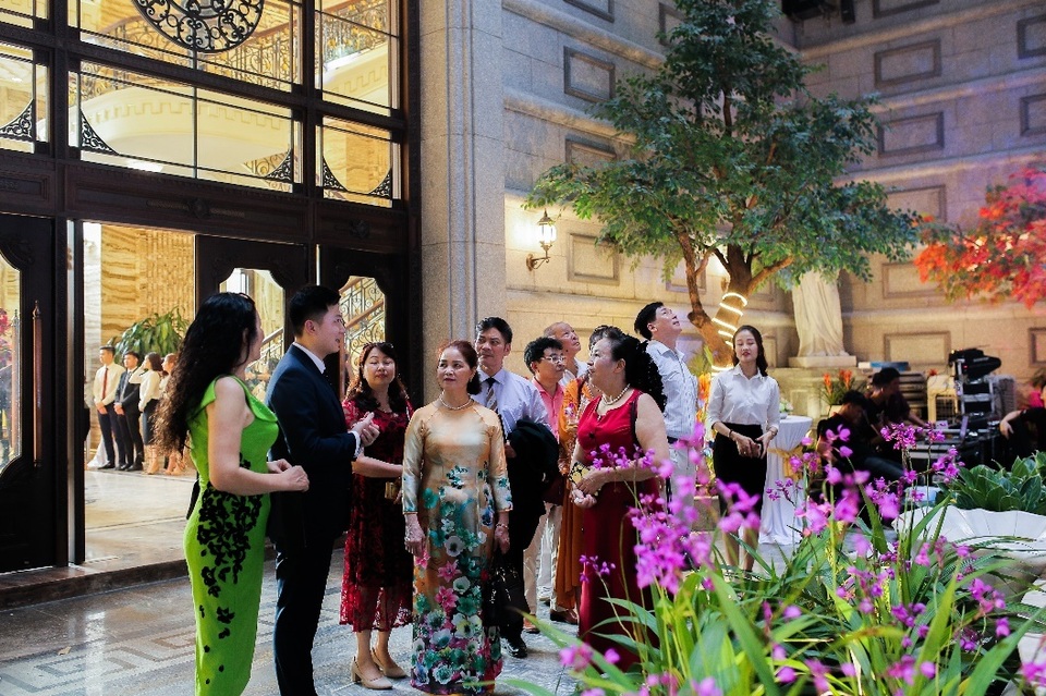 D. Palais Louis đã mê hoặc khách hàng như thế nào? - 1 D. Palais Louis đã mê hoặc khách hàng như thế nào? - 1