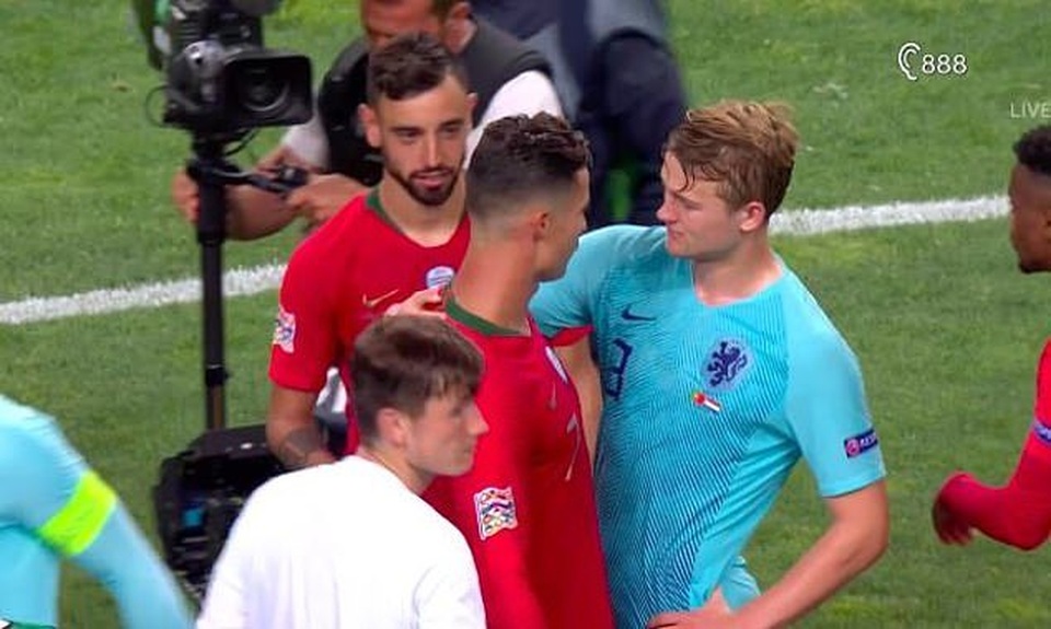 De Ligt sốc vì C.Ronaldo cầu xin anh đến Juventus - 1 De Ligt sốc vì C.Ronaldo cầu xin anh đến Juventus - 1