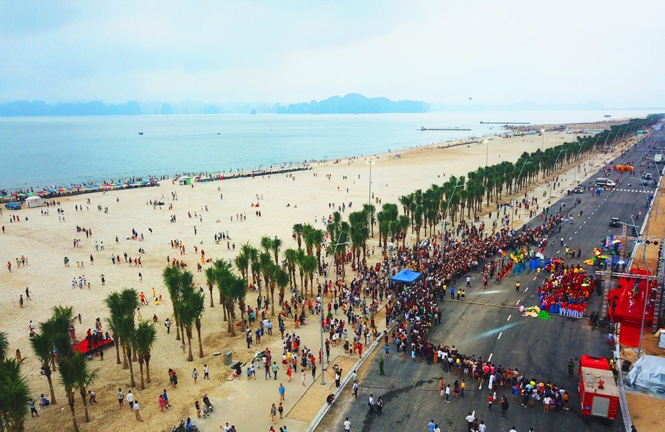 Trải nghiệm Hạ Long qua những “cung đường biển” ấn tượng - 1