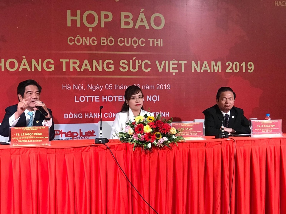 Nữ hoàng trang sức không chấp nhận thí sinh phẫu thuật thẩm mỹ - 2 Nữ hoàng trang sức không chấp nhận thí sinh phẫu thuật thẩm mỹ - 2