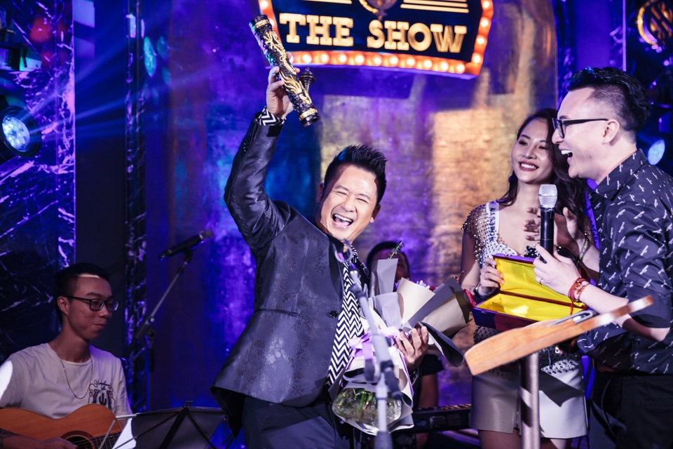 Bằng Kiều giật mình vì bị... “cướp mic” ngay trên sân khấu - 6 Bằng Kiều giật mình vì bị... “cướp mic” ngay trên sân khấu - 6