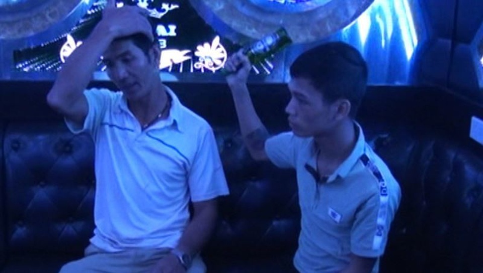 Khống chế, bạo hành chồng trong phòng hát, ép vợ mang tiền đến trả - 1 Khống chế, bạo hành chồng trong phòng hát, ép vợ mang tiền đến trả - 1