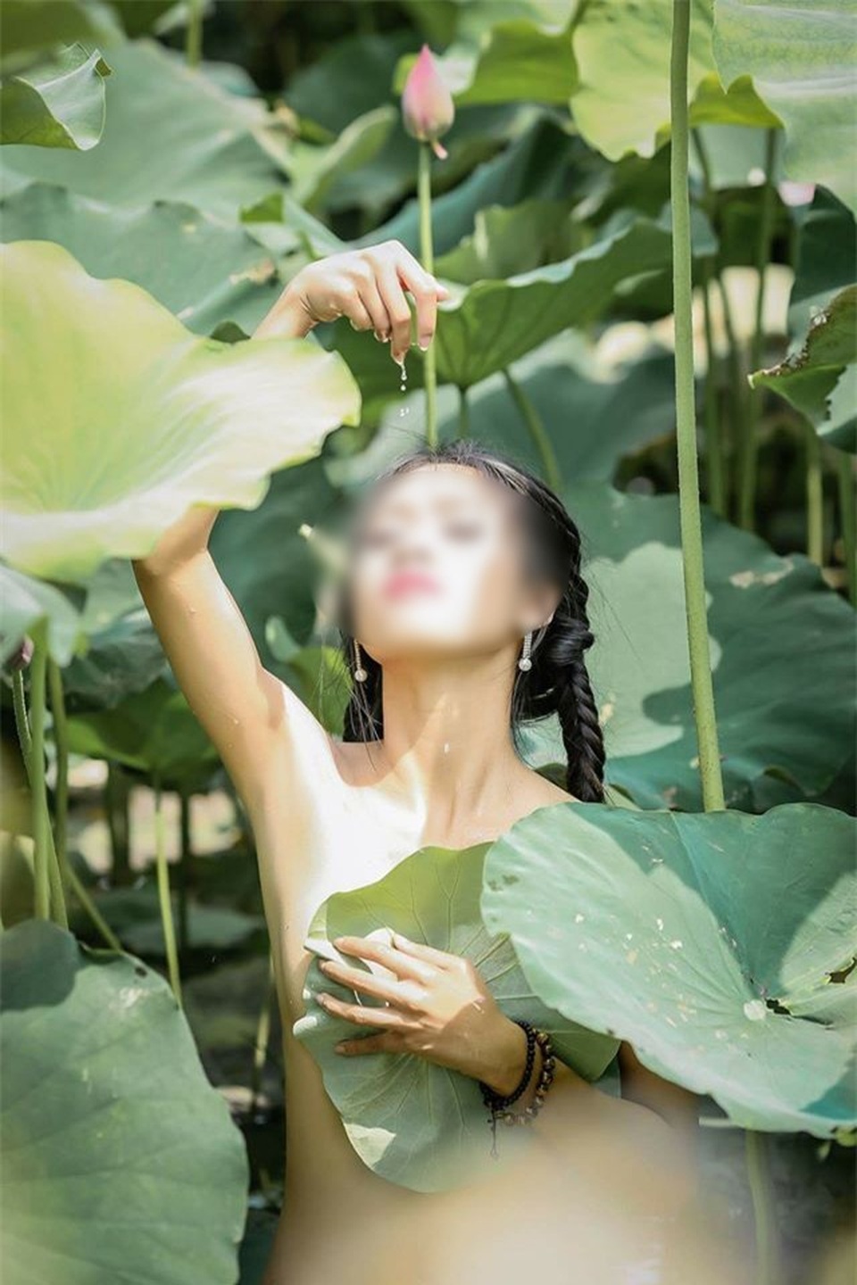 Những màn khoe thân nóng mắt giữa hồ sen thời gian qua - 2 Những màn khoe thân nóng mắt giữa hồ sen thời gian qua - 2