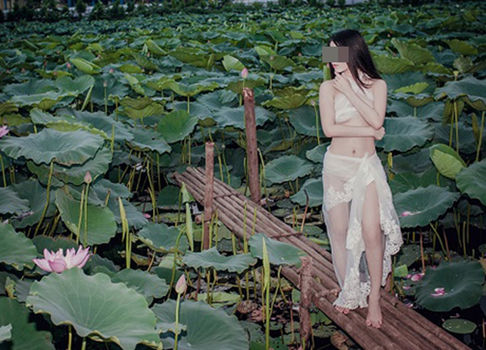 Những màn khoe thân nóng mắt giữa hồ sen thời gian qua - 3 Những màn khoe thân nóng mắt giữa hồ sen thời gian qua - 3