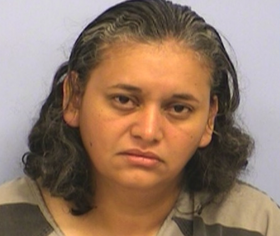 Tranh hát karaoke, bà cô rút súng ra đe dọa - 1