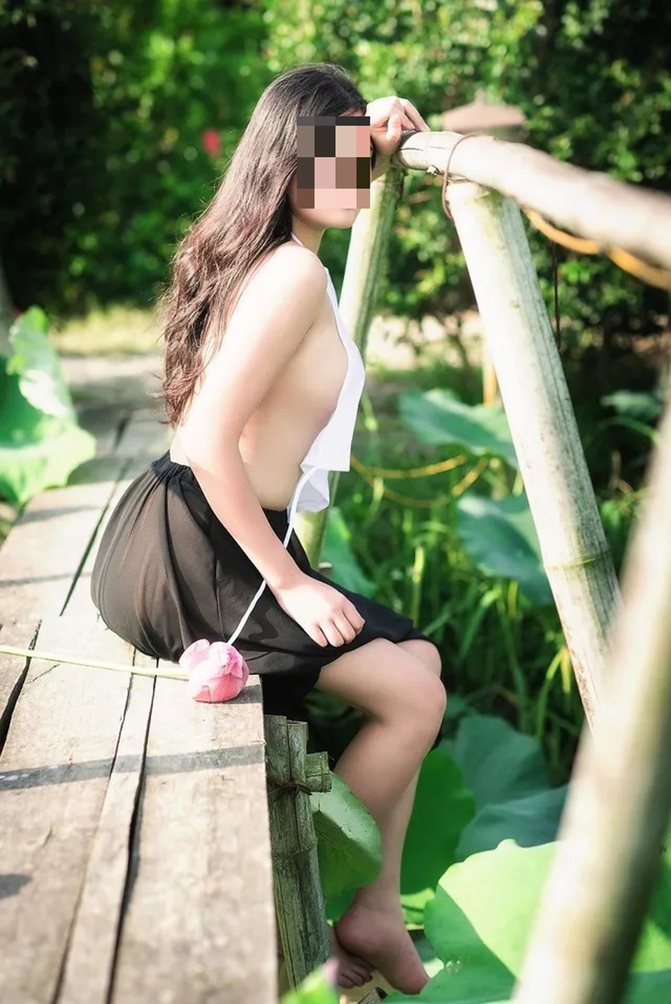 Những màn khoe thân nóng mắt giữa hồ sen thời gian qua - 1 Những màn khoe thân nóng mắt giữa hồ sen thời gian qua - 1