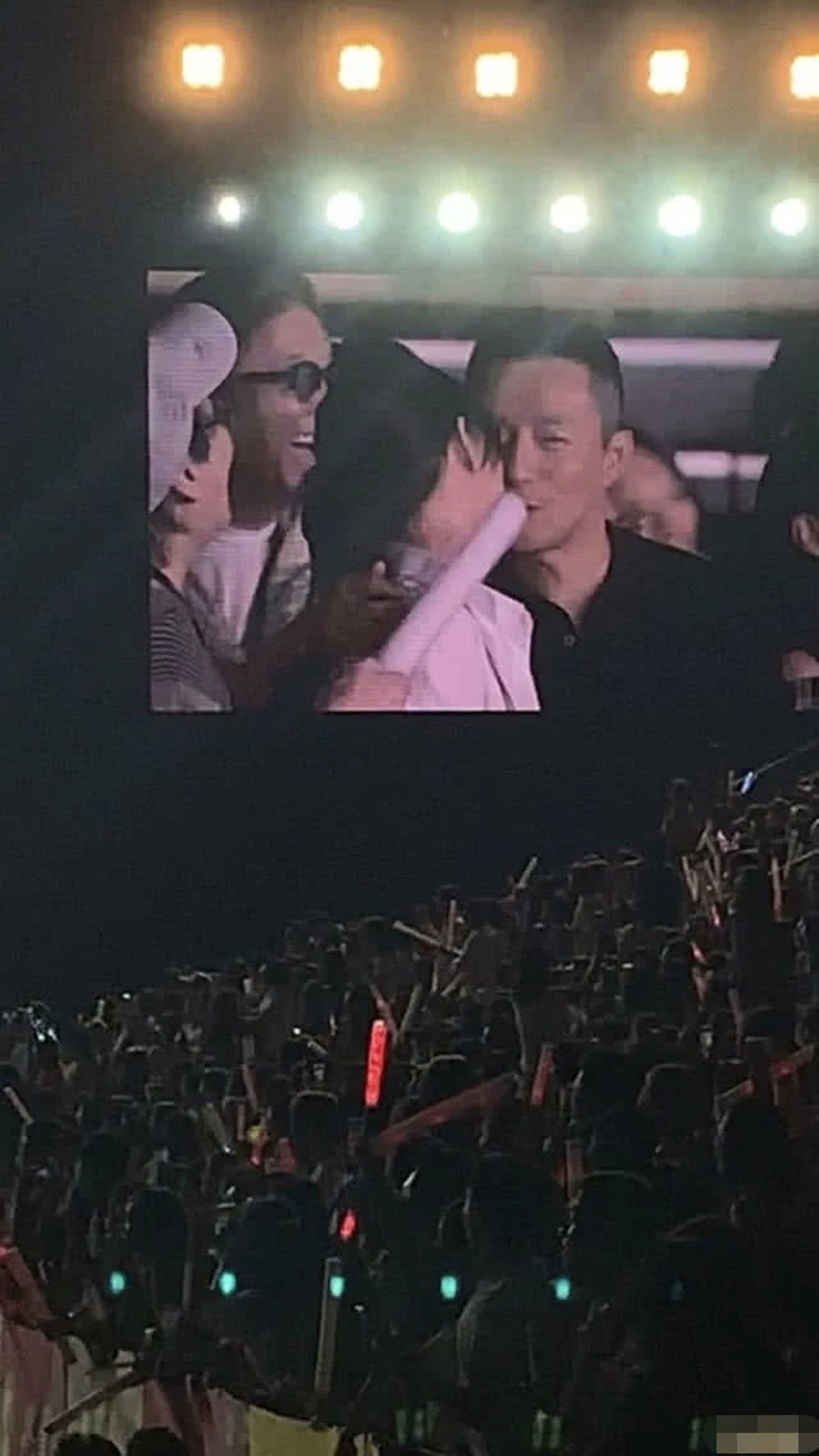 Vợ chồng Từ Hy Viên ‘trốn’ con đi hò hẹn - 7 Vợ chồng Từ Hy Viên ‘trốn’ con đi hò hẹn - 7