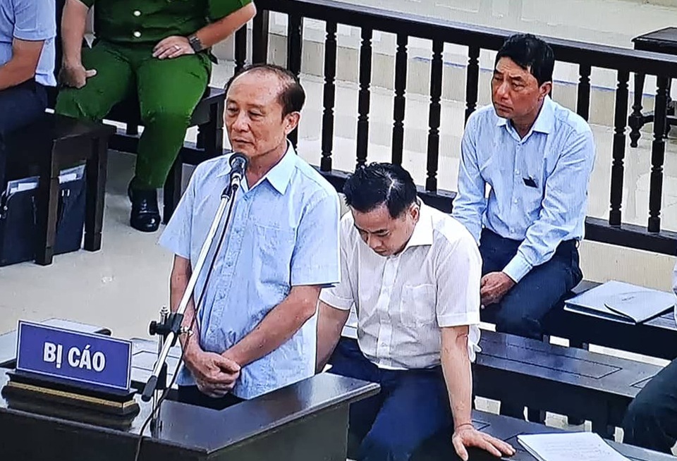 2 cựu Thứ trưởng bộ Công an và Vũ nhôm tiếp tục hầu tòa - 4 2 cựu Thứ trưởng bộ Công an và Vũ nhôm tiếp tục hầu tòa - 4