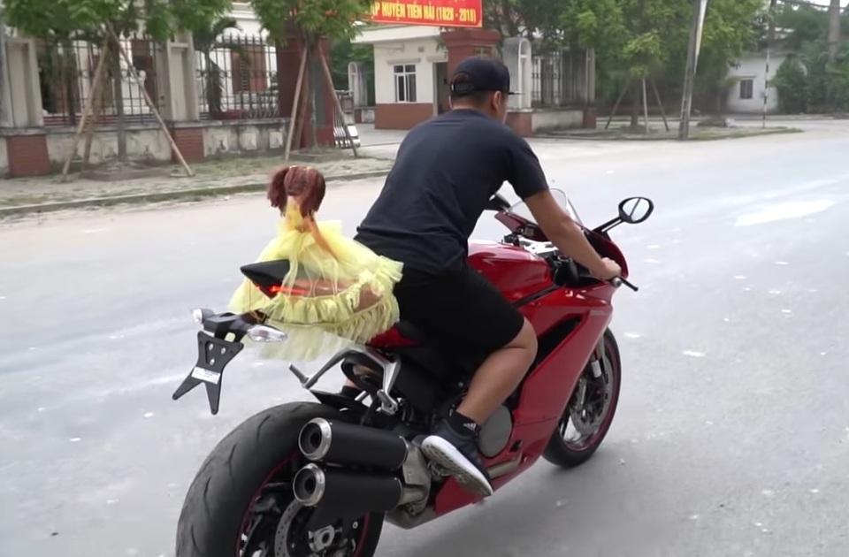 Youtuber Việt gây tranh cãi vì xây nhà bằng 5.000 ống hút nhựa - 5 Youtuber Việt gây tranh cãi vì xây nhà bằng 5.000 ống hút nhựa - 5