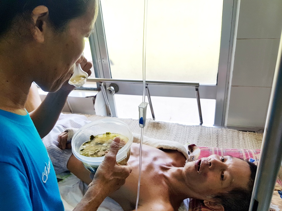 Xót xa cảnh người vợ ôm món nợ khủng chăm chồng nằm liệt giường - 3 Xót xa cảnh người vợ ôm món nợ khủng chăm chồng nằm liệt giường - 3