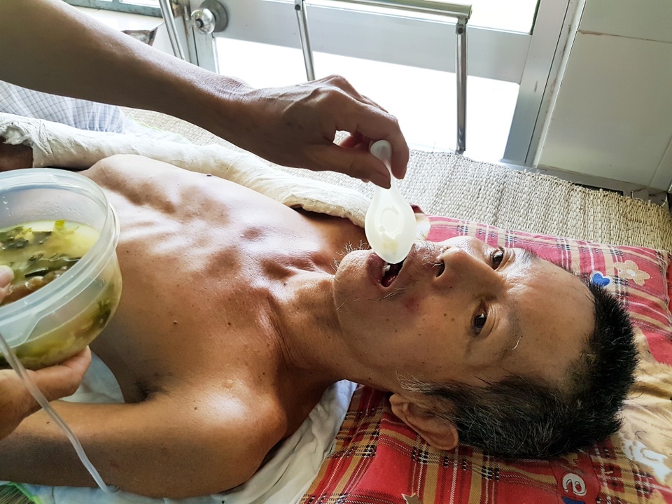 Xót xa cảnh người vợ ôm món nợ khủng chăm chồng nằm liệt giường - 4 Xót xa cảnh người vợ ôm món nợ khủng chăm chồng nằm liệt giường - 4