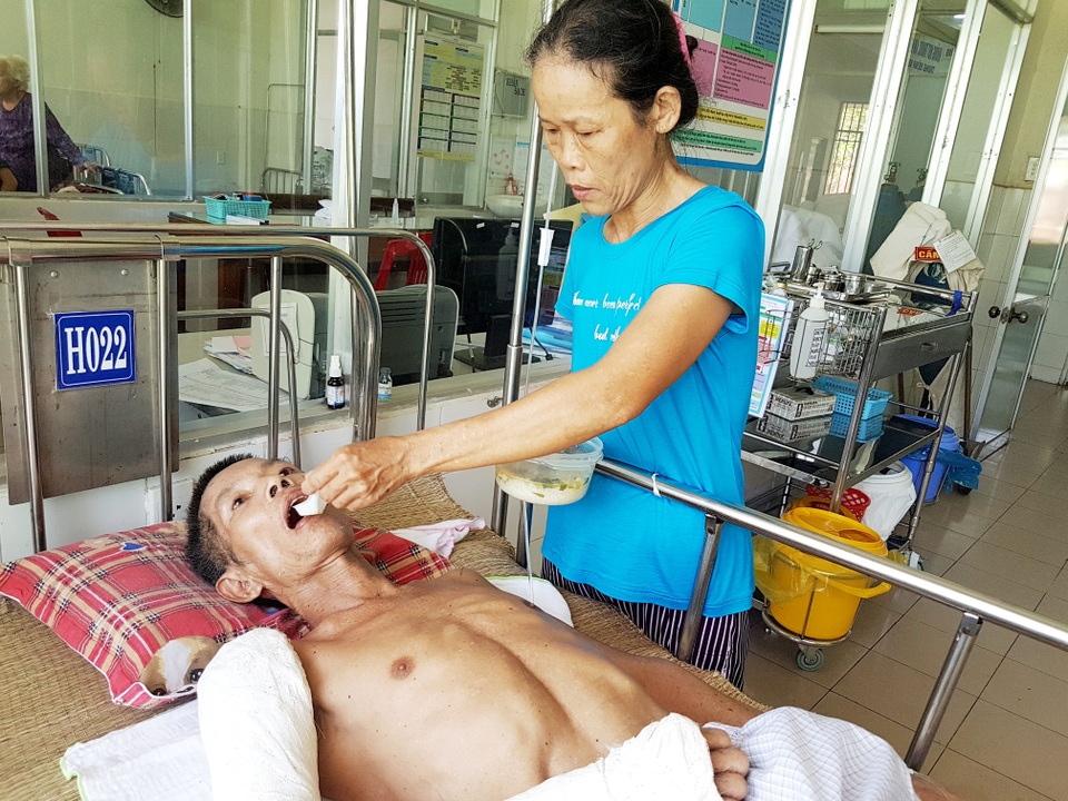 Xót xa cảnh người vợ ôm món nợ khủng chăm chồng nằm liệt giường - 5 Xót xa cảnh người vợ ôm món nợ khủng chăm chồng nằm liệt giường - 5