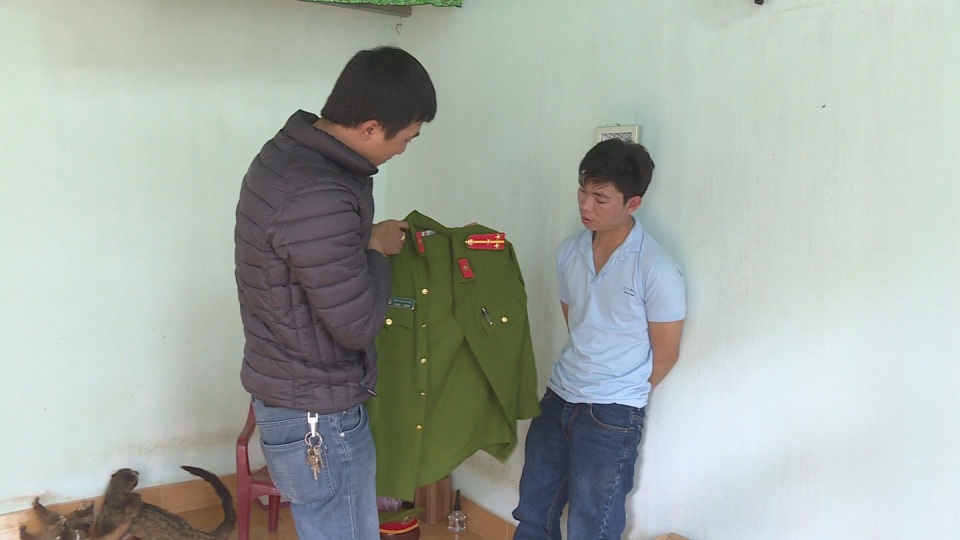 Truy tố đối tượng đóng giả công an lừa tình, tiền của phụ nữ - 1 Truy tố đối tượng đóng giả công an lừa tình, tiền của phụ nữ - 1