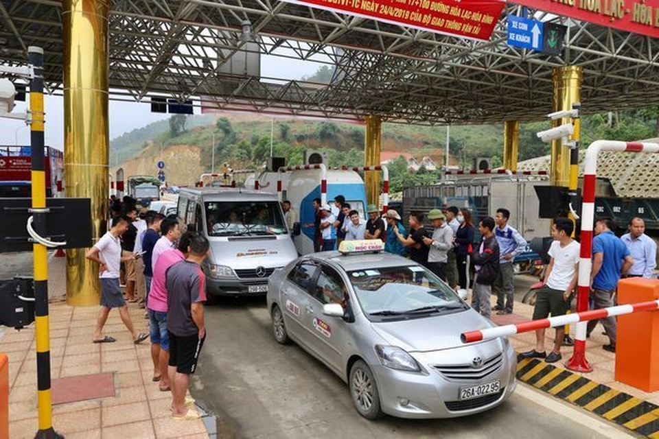 BOT Hòa Lạc - Hòa Bình hỗn loạn: Tài xế “vượt rào”, chính quyền bất lực? - 1 BOT Hòa Lạc - Hòa Bình hỗn loạn: Tài xế “vượt rào”, chính quyền bất lực? - 1