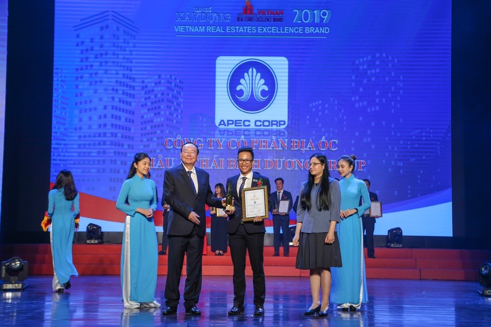 APEC CORP vinh dự là top 10 thương hiệu bất động sản xuất sắc năm 2019 - 1 APEC CORP vinh dự là top 10 thương hiệu bất động sản xuất sắc năm 2019 - 1