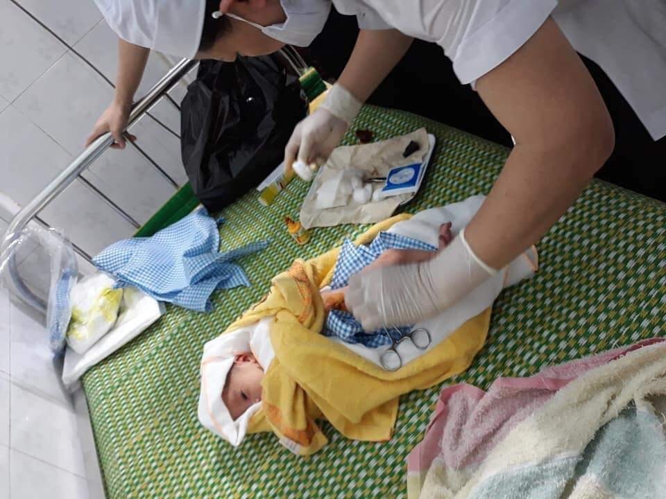Bé sơ sinh bị bỏ trong túi nilon, treo trên xe máy - 1 Bé sơ sinh bị bỏ trong túi nilon, treo trên xe máy - 1