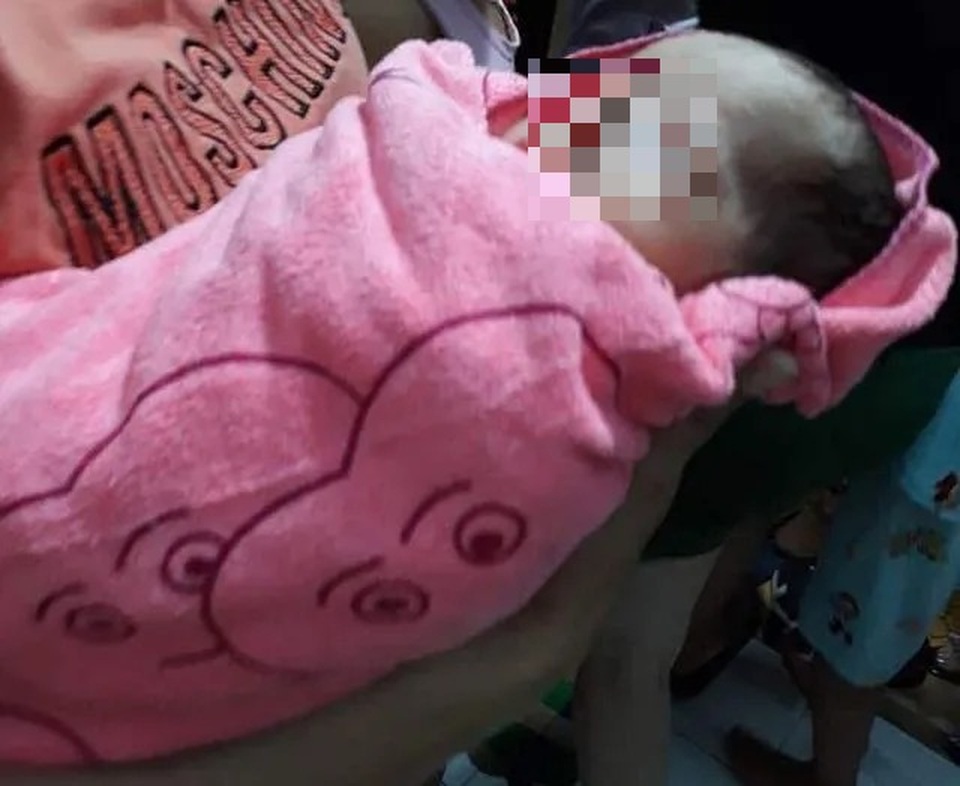 Bé sơ sinh bị bỏ trong túi nilon, treo trên xe máy - 2 Bé sơ sinh bị bỏ trong túi nilon, treo trên xe máy - 2