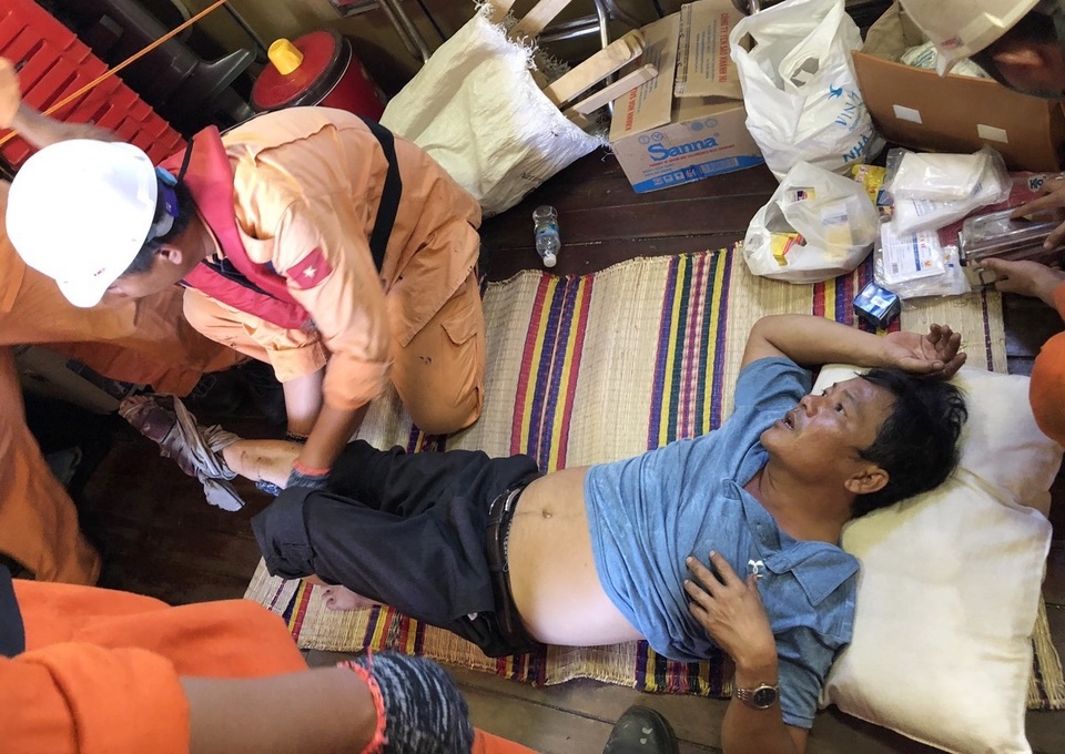 Cứu ngư dân bị dây tời neo quấn vào chân, nghi gãy xương ống chân - 2 Cứu ngư dân bị dây tời neo quấn vào chân, nghi gãy xương ống chân - 2