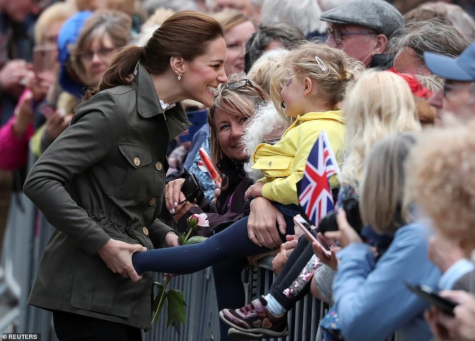 Công nương Kate Middleton ăn vận trẻ trung dự sự kiện - 9 Công nương Kate Middleton ăn vận trẻ trung dự sự kiện - 9
