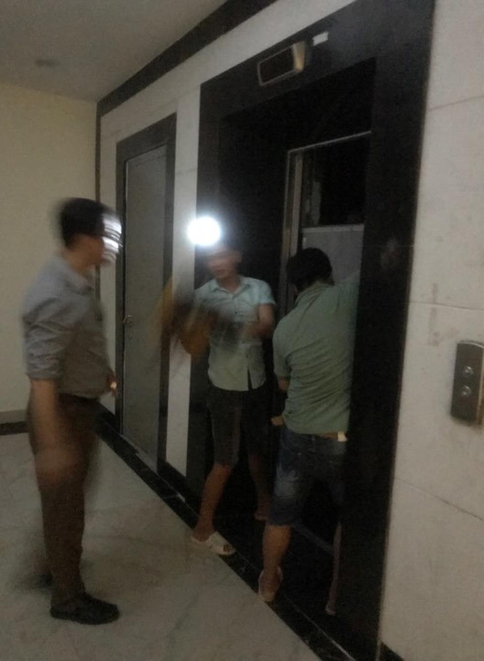 Hà Nội: Giải cứu nhiều người mắc kẹt trong thang máy khi chung cư mất điện - 1 Hà Nội: Giải cứu nhiều người mắc kẹt trong thang máy khi chung cư mất điện - 1