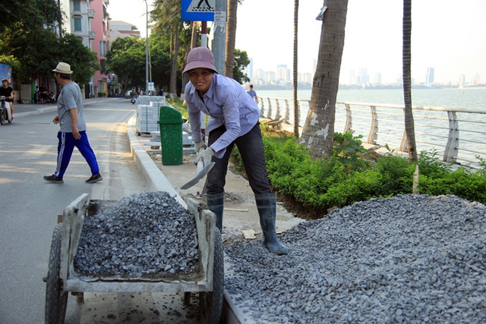 Oằn mình mưu sinh dưới nắng nóng như “đổ lửa” - 2 Oằn mình mưu sinh dưới nắng nóng như “đổ lửa” - 2