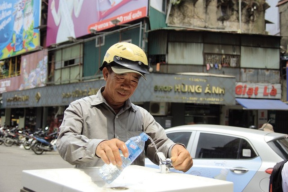 Oằn mình mưu sinh dưới nắng nóng như “đổ lửa” - 3 Oằn mình mưu sinh dưới nắng nóng như “đổ lửa” - 3