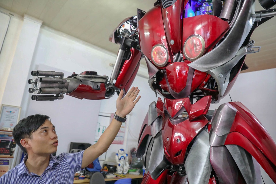 Nhóm thanh niên Hà Nội làm robot như trong phim từ phế liệu - 7