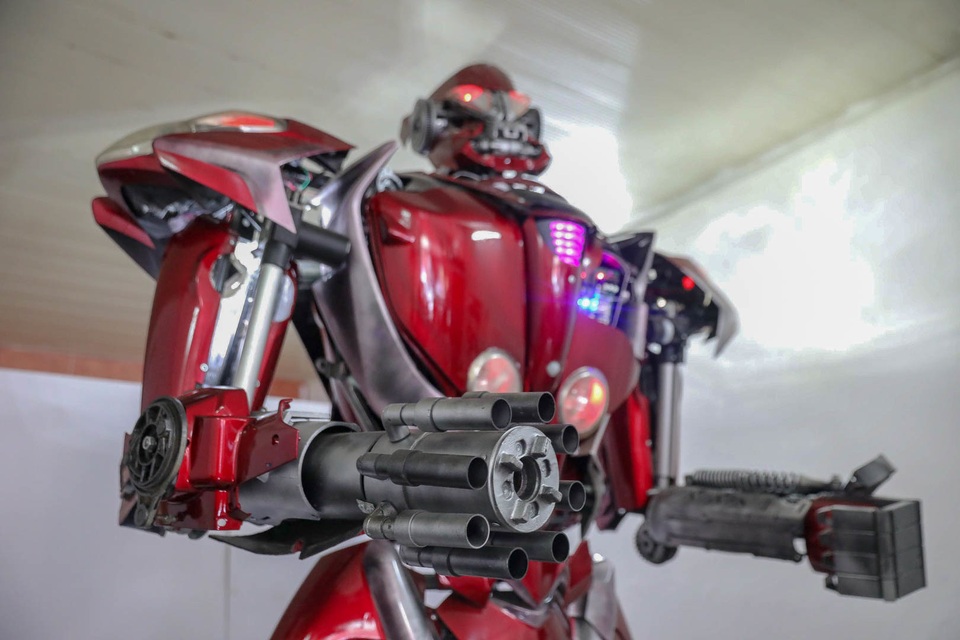 Nhóm thanh niên Hà Nội làm robot như trong phim từ phế liệu - 11