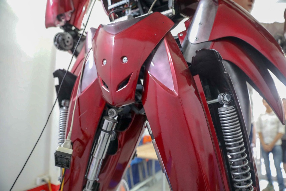 Nhóm thanh niên Hà Nội làm robot như trong phim từ phế liệu - 5