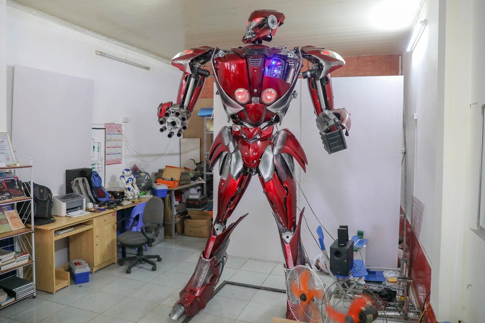 Nhóm thanh niên Hà Nội làm robot như trong phim từ phế liệu - 1