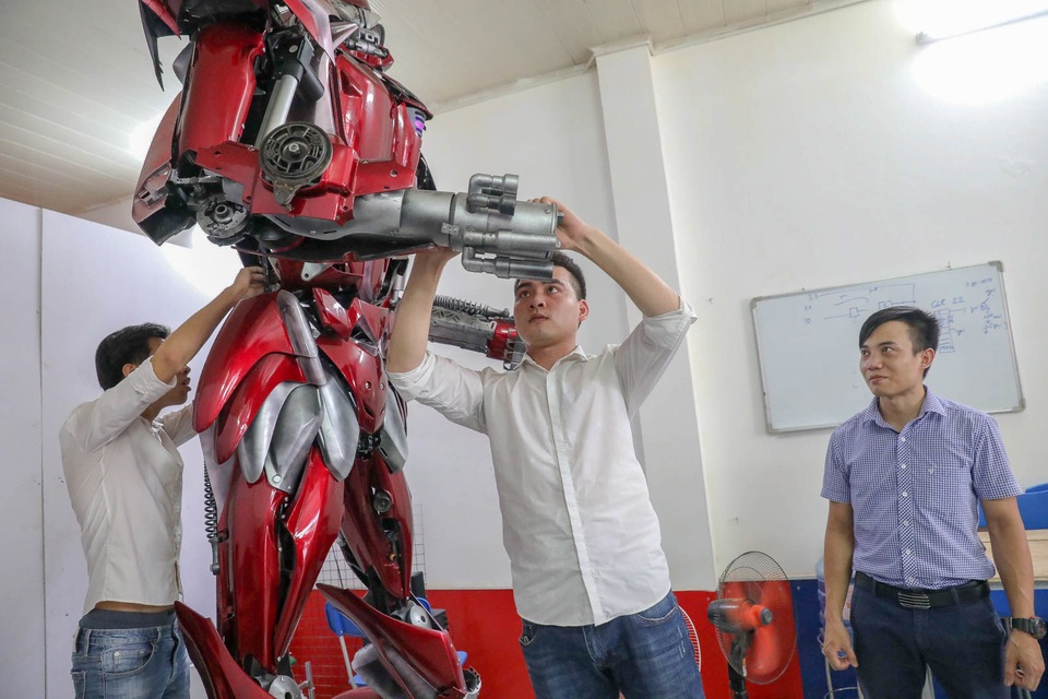 Nhóm thanh niên Hà Nội làm robot như trong phim từ phế liệu - 10