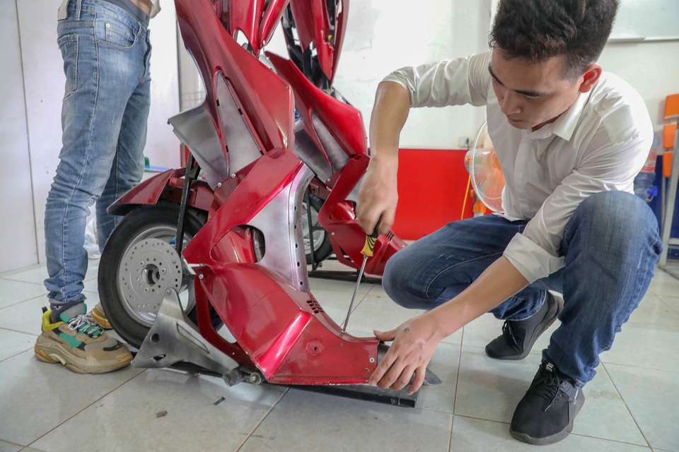 Nhóm thanh niên Hà Nội làm robot như trong phim từ phế liệu - 8