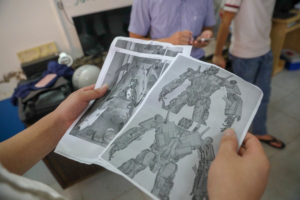 Nhóm thanh niên Hà Nội làm robot như trong phim từ phế liệu - 9