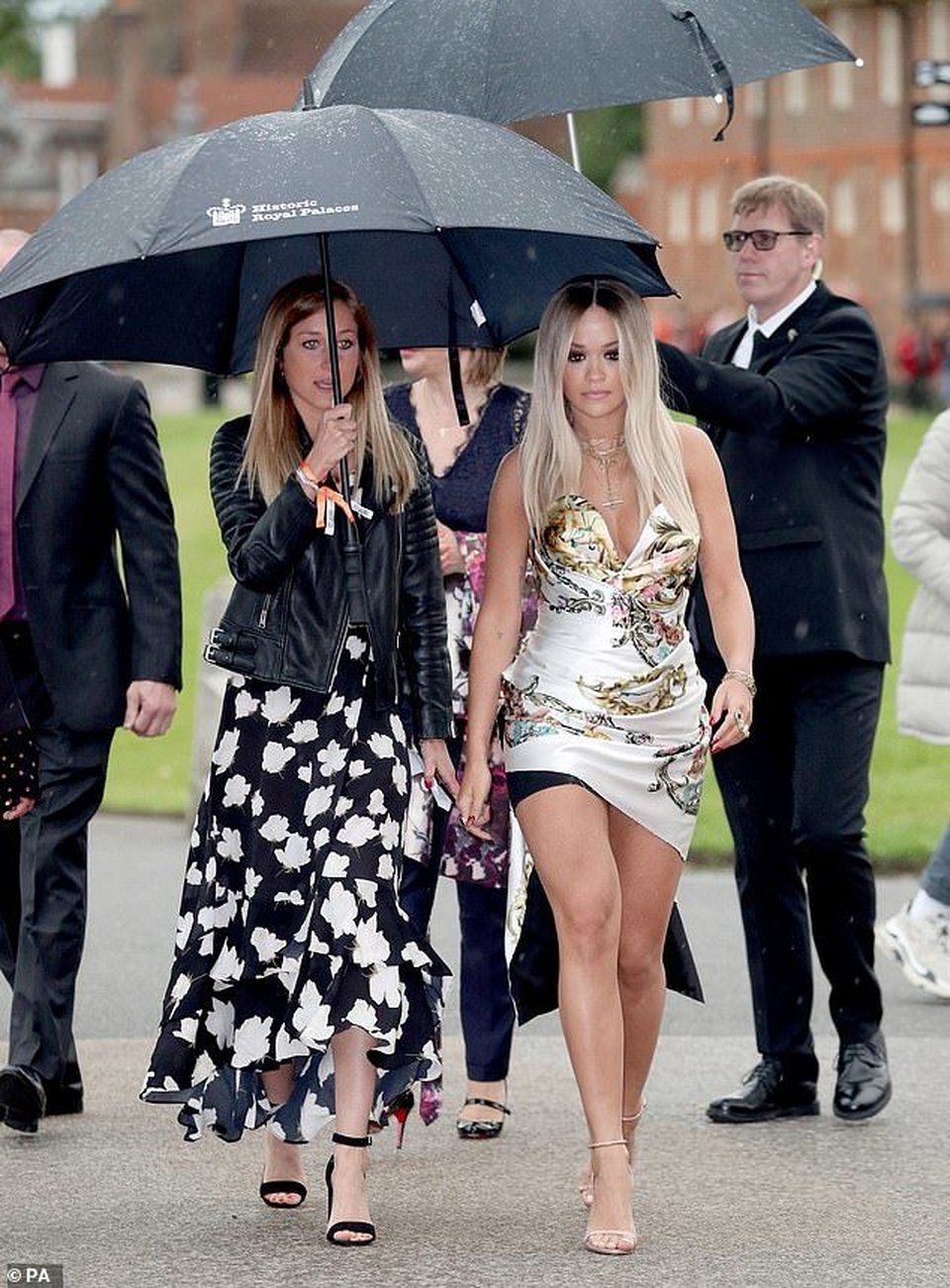 Rita Ora mặc gợi cảm khi gặp hoàng tử Harry - 4 Rita Ora mặc gợi cảm khi gặp hoàng tử Harry - 4