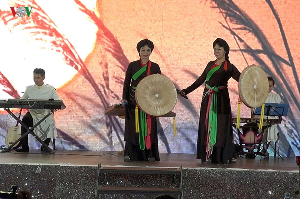 Đặc sắc đêm diễn Về miền Quan họ tại Séc - 1